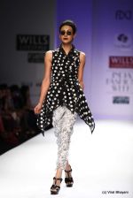 Model walk the ramp for Raj Shroff Show at Wills Lifestyle India Fashion Week 2012 day 5 on 10th Oct 2012 (182).JPG